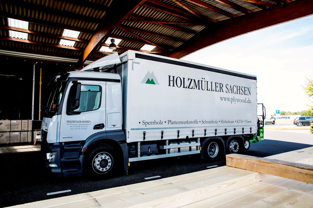 Holzanlieferung per LKW Holzanlieferung per LKW…